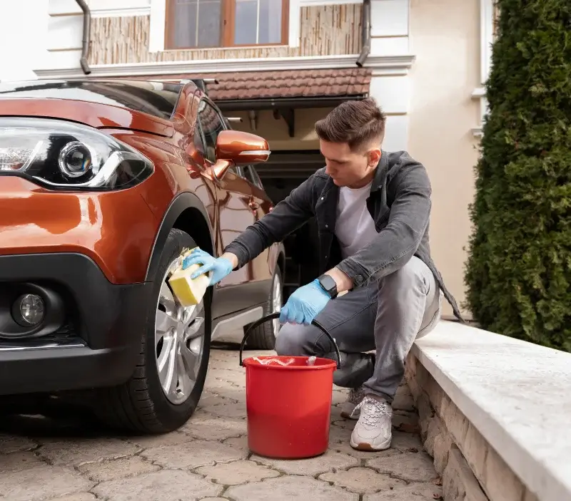 Lavage auto à domicile Landivy : professionnel intervenant sur un véhicule